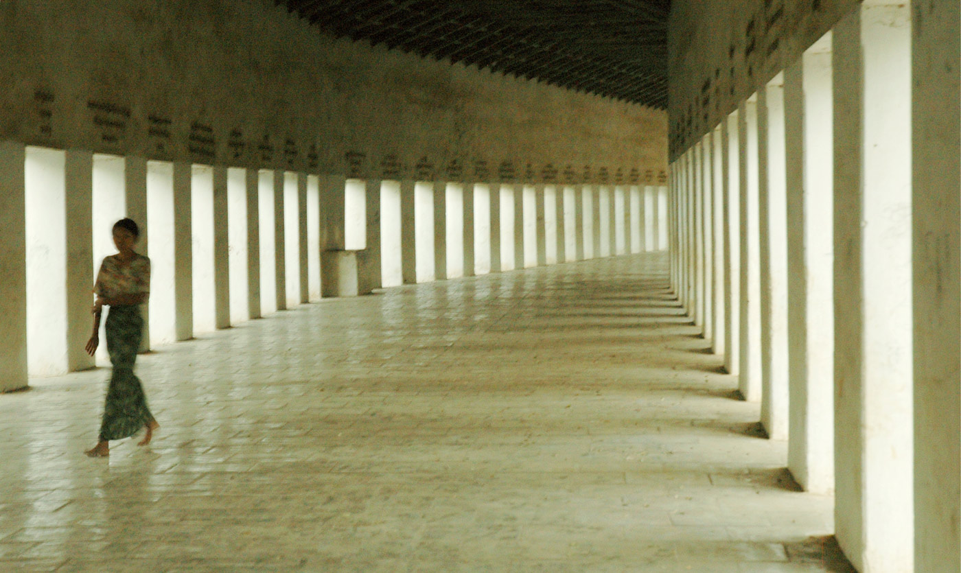 Shwezigon Pagoda, Bagan, 2005