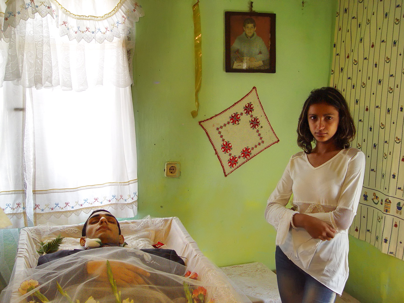 Dead Roma and his girlfriend, Roma settlement Vulcan, Romania, 2004